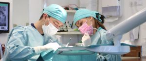Implantologe Zahnimplantation OP